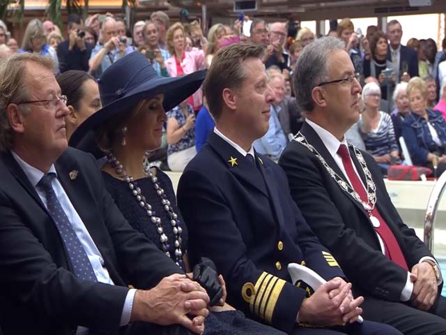 Doop van ms Koningsdam door koningin Maxima aan de Cruise Terminal Rotterdam 19 mei 2016